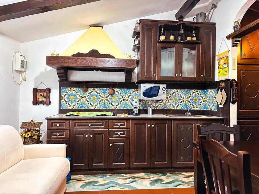 Free Parking La Bianca Neve Cottage 카스텔디상로 외부 사진