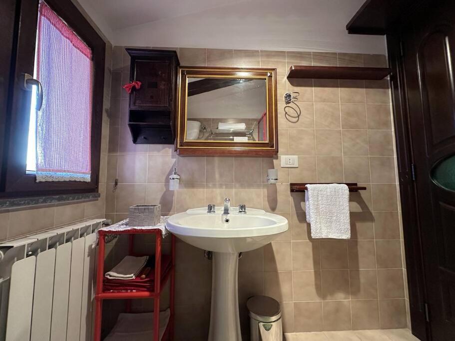 Free Parking La Bianca Neve Cottage 카스텔디상로 외부 사진