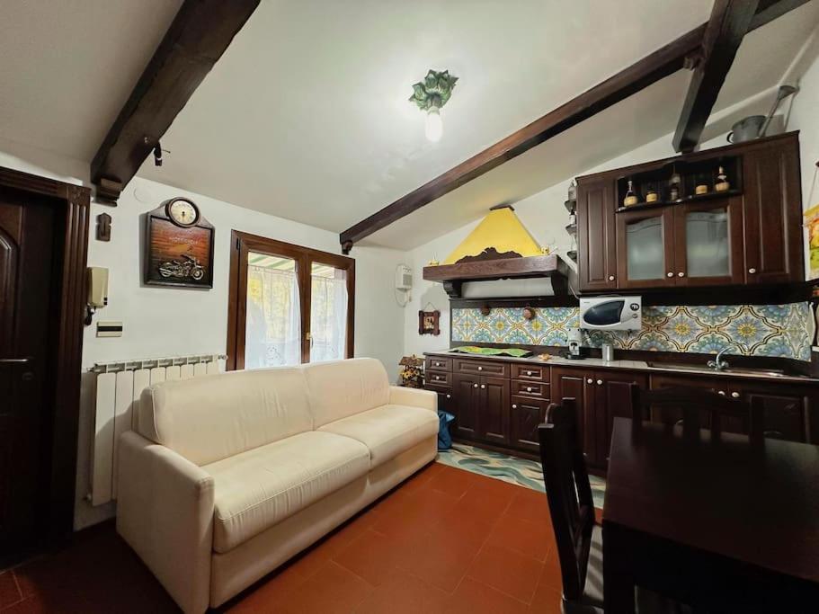 Free Parking La Bianca Neve Cottage 카스텔디상로 외부 사진